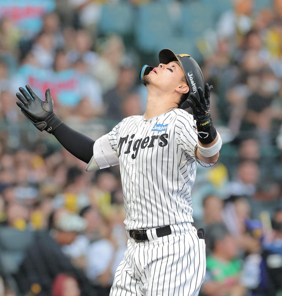 ２回、先制ソロを放ち天を仰ぐ佐藤輝（撮影・西田忠信）