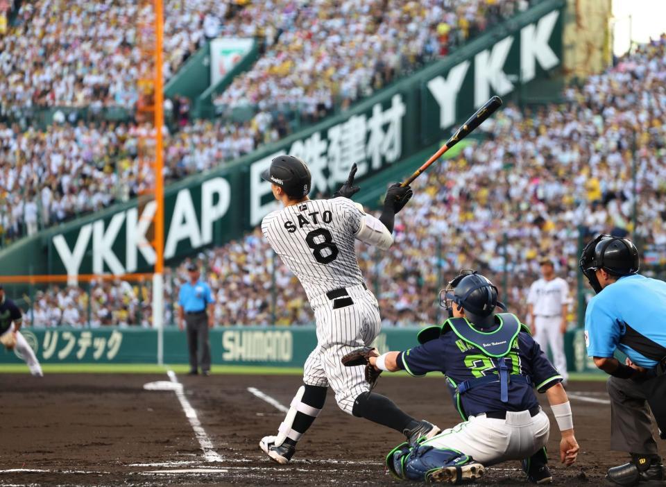 ２回、右越えに先制ソロを放つ佐藤輝（撮影・山口登）