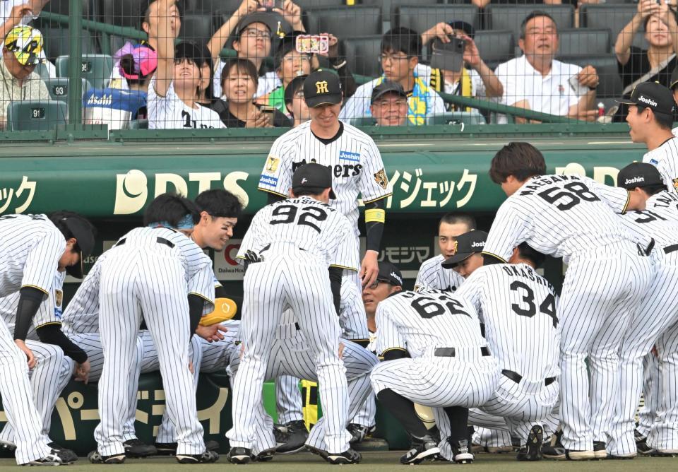 試合前の円陣で声出しする近本（撮影・飯室逸平）