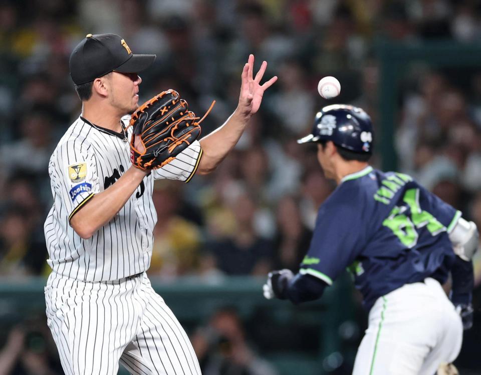 ６回、伊藤将は岩田の打球を素手で捕球し一塁アウトにする（撮影・山口登）
