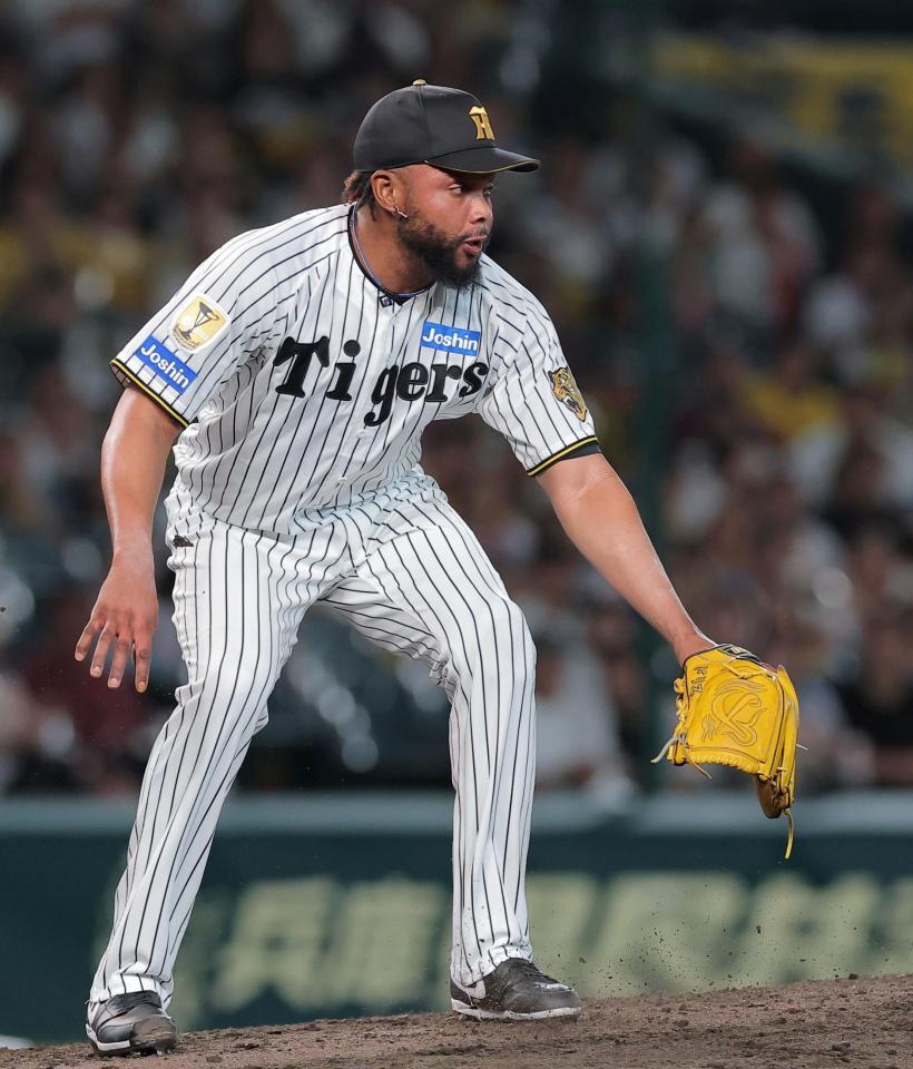 ９回、長岡の併殺の間に同点とされるドリス（撮影・西田忠信）