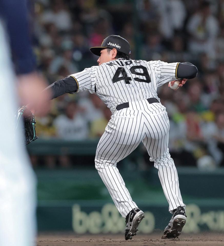 ８回、岩田の投ゴロを本塁へ送球する工藤（撮影・西田忠信）
