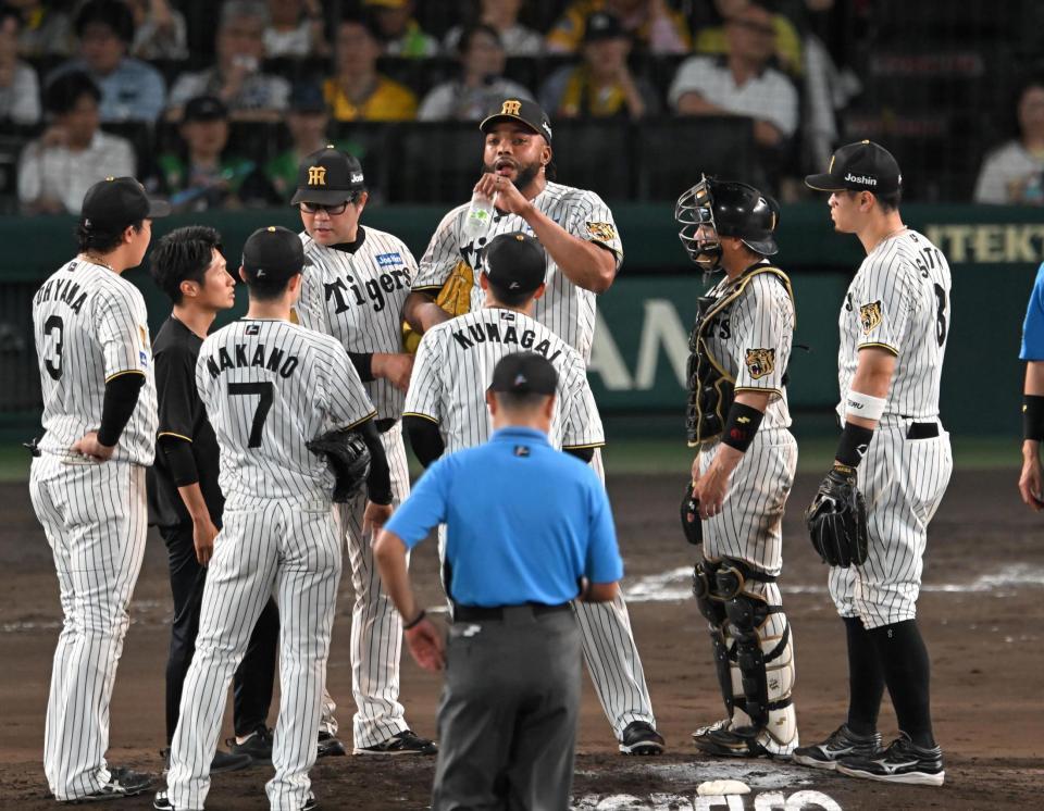 ９回、同点に追いつかれ、ドリスの元に集まる阪神ナイン（撮影・飯室逸平）
