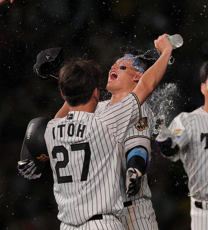 ９回、サヨナラ打を放ち伊藤将から祝福される森下（撮影・西田忠信）