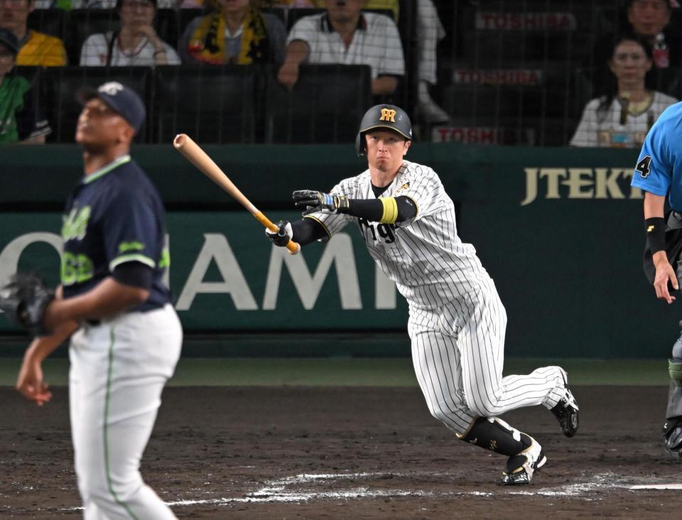 ９回、中前打を放つ近本（撮影・飯室逸平）