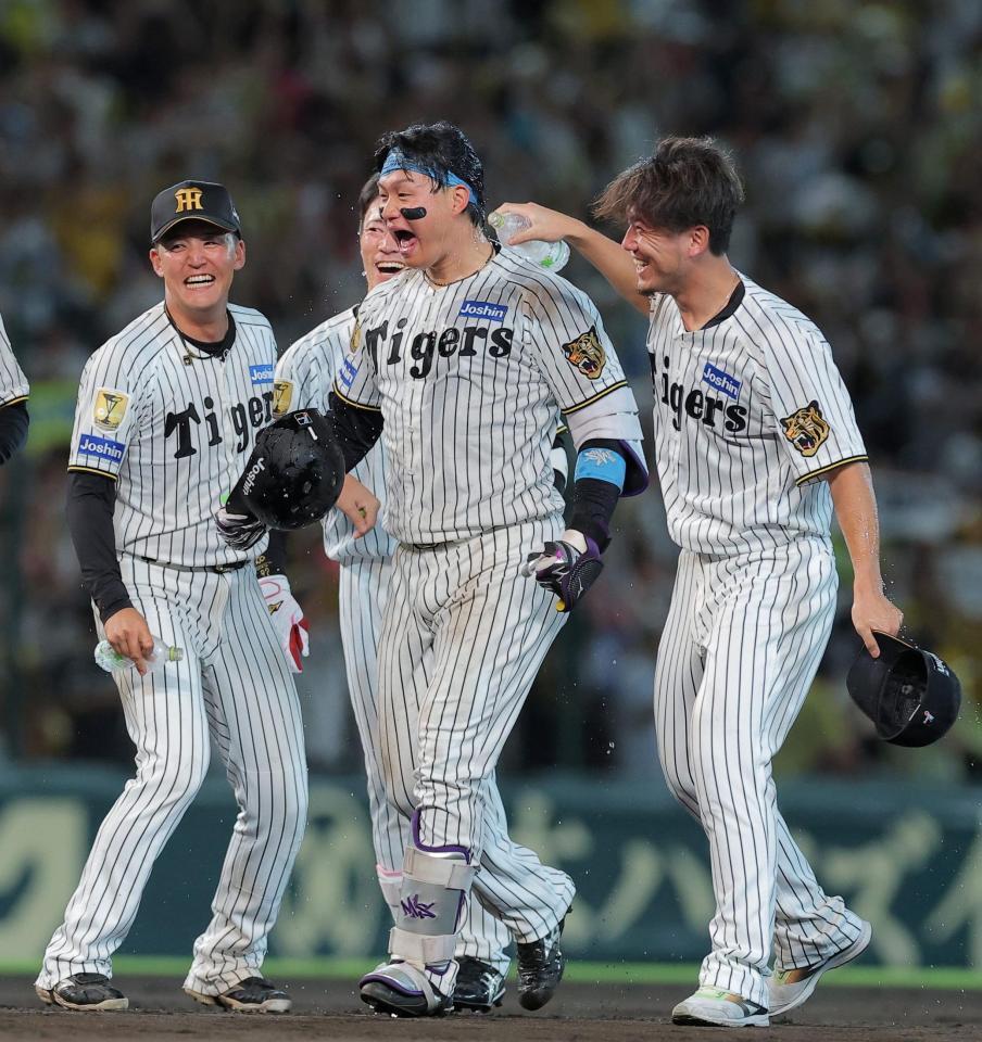 ９回、左前打から決勝点が生まれ祝福される森下（中央）＝撮影・西田忠信