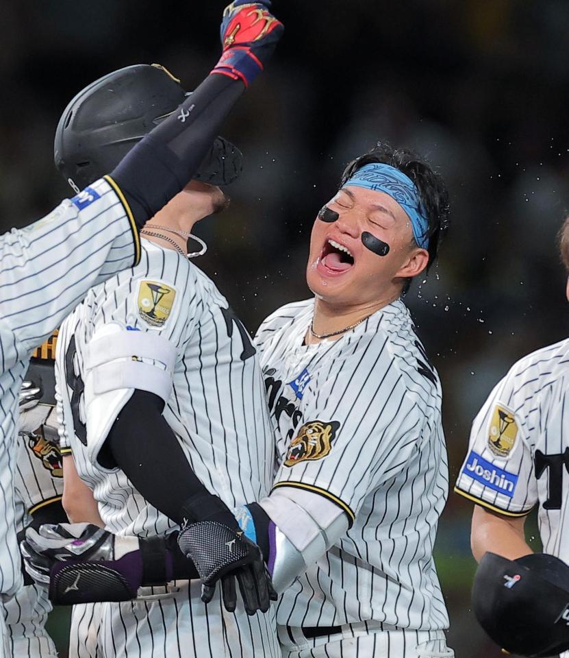 ９回、左前打から決勝点が生まれ佐藤輝と喜ぶ森下（撮影・西田忠信）