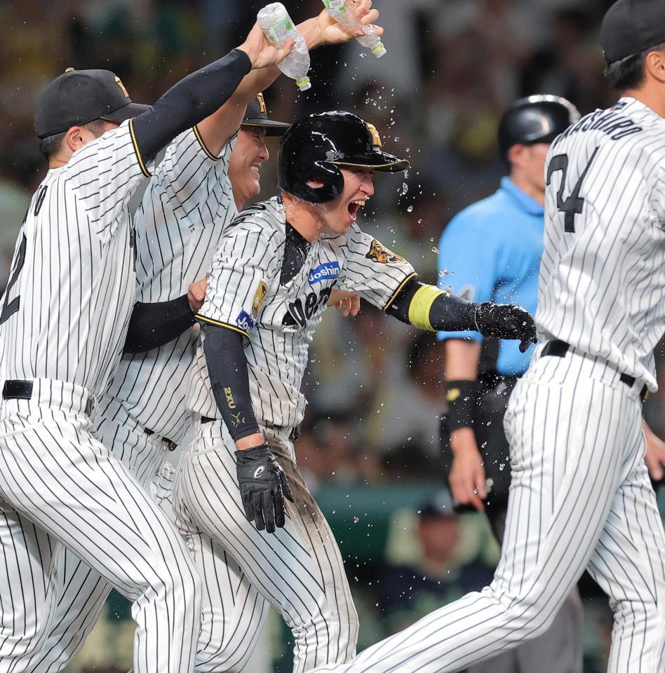 ９回、森下の左前打で生還し喜びを爆発させる近本（中央）＝撮影・西田忠信