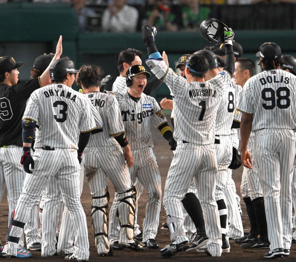 劇的な勝利に歓喜する近本（中央）ら阪神ナイン＝甲子園（撮影・飯室逸平）