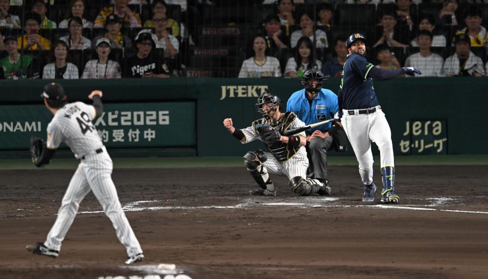８回、サンタナを空振り三振に斬る工藤-梅野バッテリー（撮影・飯室逸平）