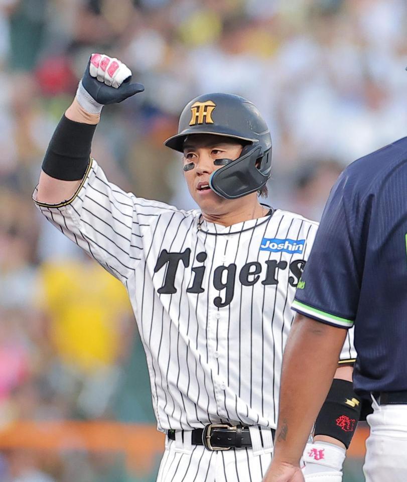 ３回、二塁打を放ちガッツポーズする梅野（撮影・西田忠信）