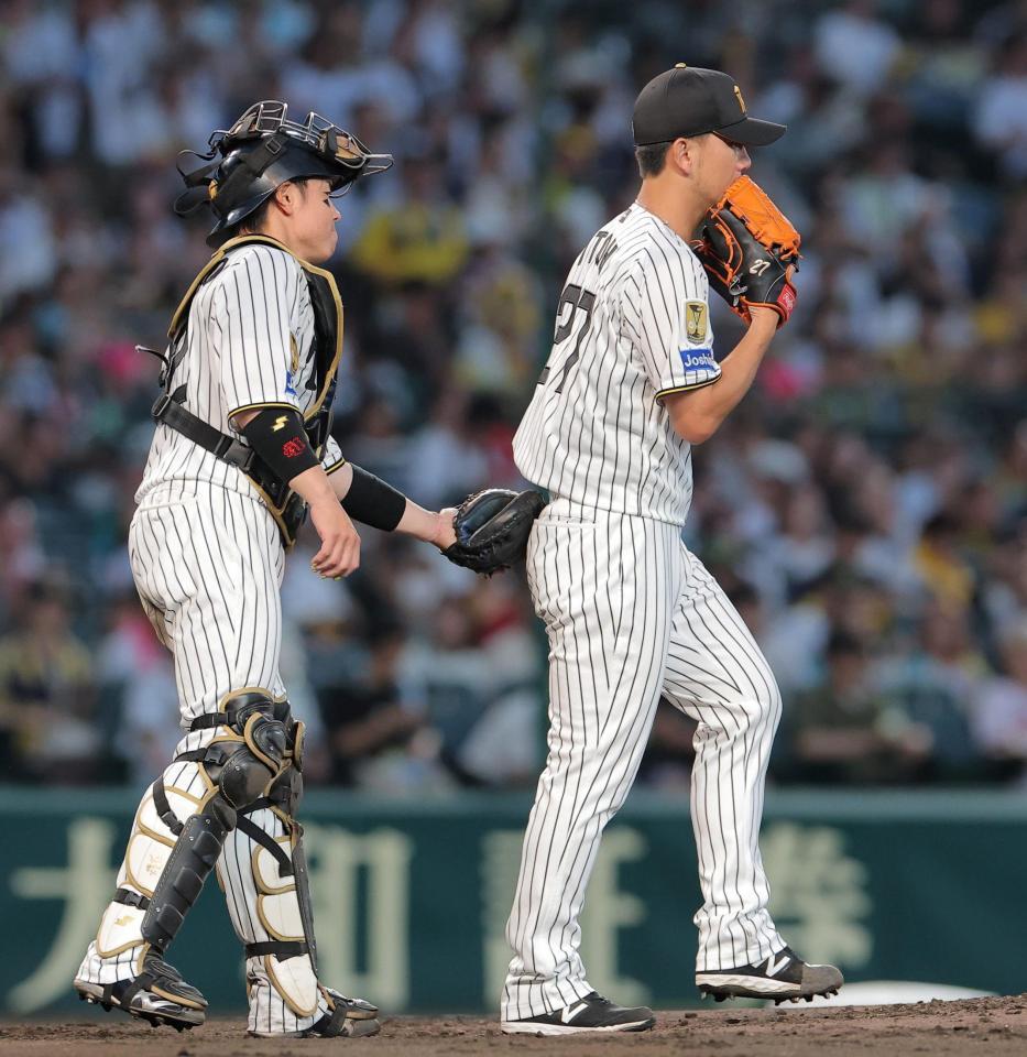 ５回、梅野（左）に声をかけられる伊藤将（撮影・西田忠信）