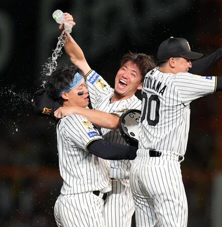 ９回、サヨナラ打を放った森下を手荒く祝福する伊藤将（撮影・山口登）