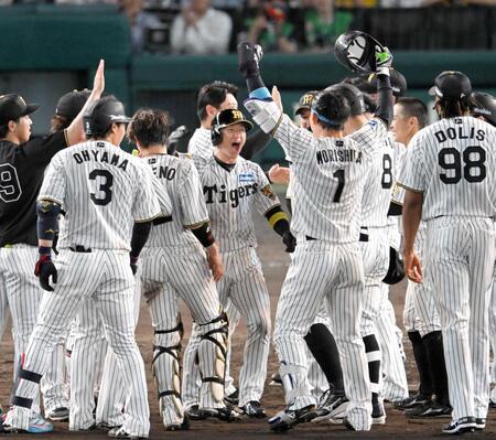 　劇的な勝利に歓喜する近本（中央）ら阪神ナイン（撮影・飯室逸平）