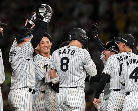 ９回、サヨナラ打を放った森下（左）と喜ぶ近本（中央右）ら阪神ナイン（撮影・山口登）