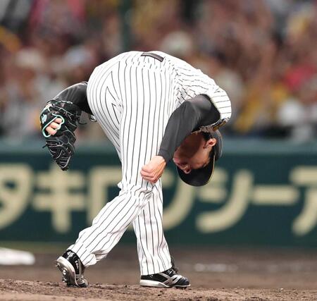 　８回、工藤はサンタナを空振り三振に仕留め雄たけびを上げる（撮影・山口登）
