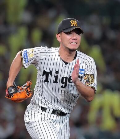 ７回、長岡の打球で駆け出す伊藤将（撮影・西田忠信）