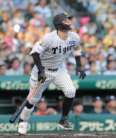 　２回、先制ソロを放つ佐藤輝