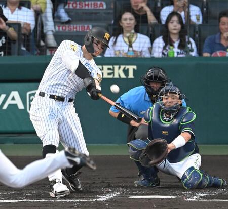 ２回、先制の１７号ソロを放つ佐藤輝（撮影・飯室逸平）
