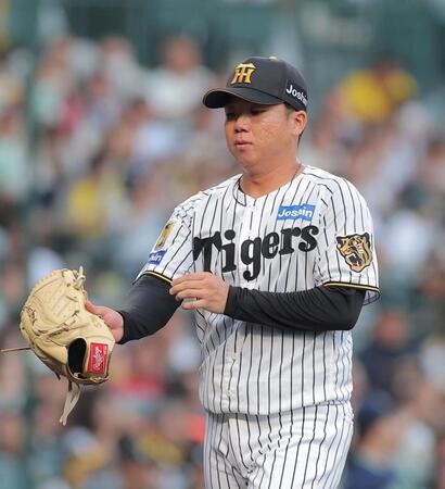 １回、セデーニョを遊直に抑えベンチに戻る村上（撮影・西田忠信）