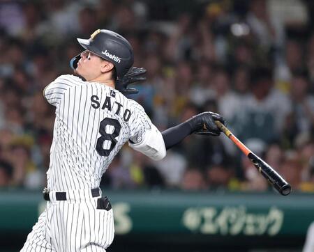 ７回、中越えに先制２ランを放つ佐藤輝（撮影・山口登）