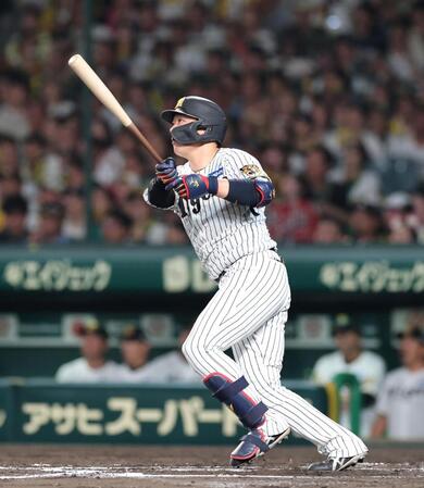７回、左中間にソロを放つ大山（撮影・山口登）
