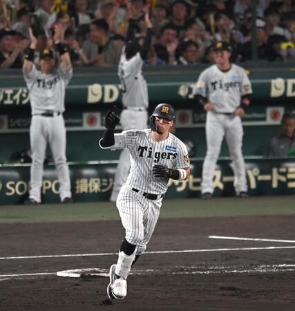 ７回、先制の１８号２ランを放つ佐藤輝（撮影・飯室逸平）