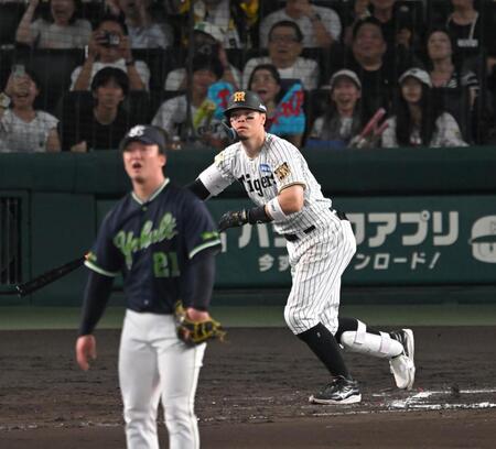 ７回、先制の１８号２ランを放つ佐藤輝（撮影・飯室逸平）