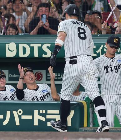 ７回、先制２ランを放った佐藤輝を迎える藤川監督（撮影・山口登）