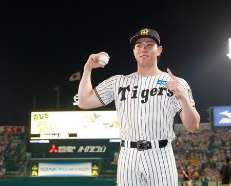 プロ初勝利を挙げ、ウイニングボールを手にポーズを決める工藤（撮影・西田忠信） 