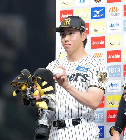 お立ち台でウイニングボールを披露する工藤（撮影・西田忠信）