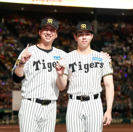 プロ初勝利を挙げ、藤川監督（左）と記念撮影をする工藤（撮影・西田忠信）
