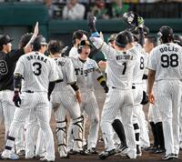 　劇的な勝利に歓喜する近本（中央）ら阪神ナイン（撮影・飯室逸平）