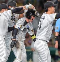 ９回、森下のサヨナラ打で生還し祝福を受ける近本（撮影・西田忠信）