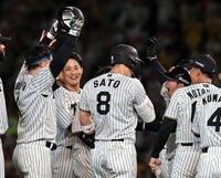 ９回、サヨナラ打を放った森下（左）と喜ぶ近本（中央右）ら阪神ナイン（撮影・山口登）