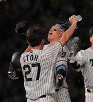 ９回、サヨナラ打を放ち伊藤将から祝福される森下（撮影・西田忠信）