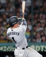 ９回阪神１死一、二塁、左前打を放つ阪神・森下翔太＝甲子園（撮影・西田忠信）