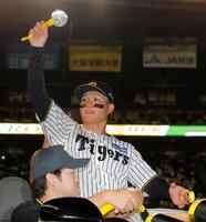 勝利後、スタンドのファンに手を振る森下（撮影・西田忠信）