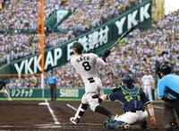 ２回、右越えに先制ソロを放つ佐藤輝（撮影・山口登）