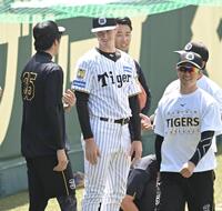 才木（左）らと談笑するルーカス（撮影・飯室逸平）