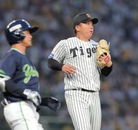 ４回、岩田（左）に右前打を許す村上（撮影・西田忠信）