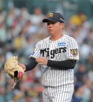 １回、セデーニョを遊直に抑えベンチに戻る村上（撮影・西田忠信）