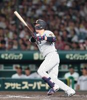 ７回、左中間にソロを放つ大山（撮影・山口登）