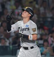 ７回、先制２ランを放ち三塁を回る佐藤輝（撮影・西田忠信）