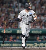 ７回、先制２ランを放つ佐藤輝（撮影・西田忠信）