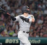 ７回、先制２ランを放つ佐藤輝（撮影・西田忠信）