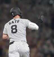 ７回、先制２ランを放ちダイヤモンドを一周する佐藤輝（撮影・西田忠信）