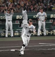 ７回、先制の１８号２ランを放つ佐藤輝（撮影・飯室逸平）