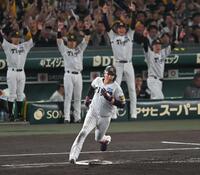 ７回、１２号ソロを放つ大山（撮影・飯室逸平）