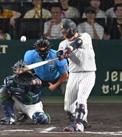 ７回、１２号ソロを放つ大山（撮影・飯室逸平）
